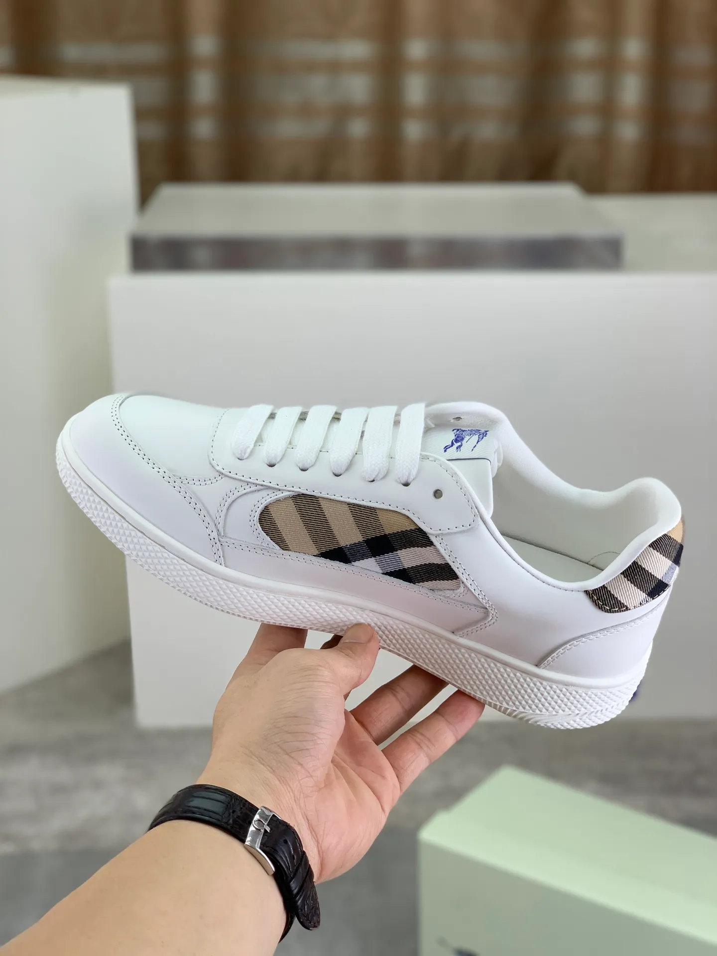 Factory price P640 [BURBERRY] Burberry - High-end quality original order (couples 🧑‍🤝‍🧑 style) - Upper: imported 🔝 original material - Lining: cowhide lining, feet; water-dyed cowhide - Outsole: ultra-light TPR rubber; two-color molded outsole - Super high quality control, fine workmanship: highlighted (high-end, extravagance, grade) -Size: 35-46 (male 38 46 Female 35 40 can be customized)·Color: Multiple colors available